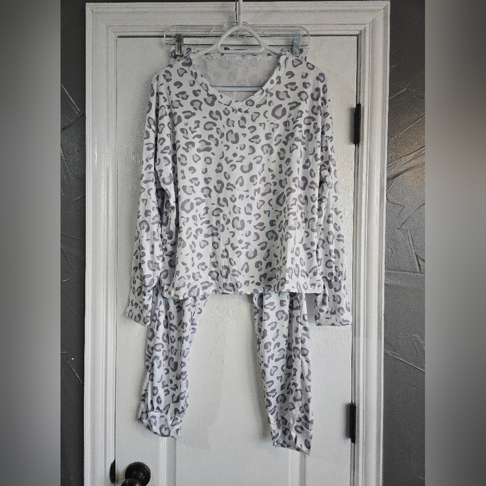 NWT Women's Cozy Leopard Print Pajama Set White and Gray Long Sleeve Size Large